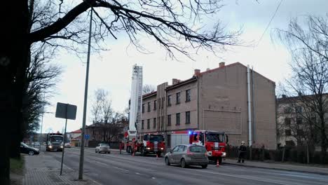 Feuerwehrauto-Feuer-Gehen-Und-Klettern-Leiter-Lift-Auf-Haus-In-Der-Stadt