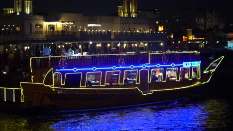 Das-Schiff-Verkehrt-Täglich-In-Dubais-Bestem-Wasserkanal,-Der-Dubai-Marina