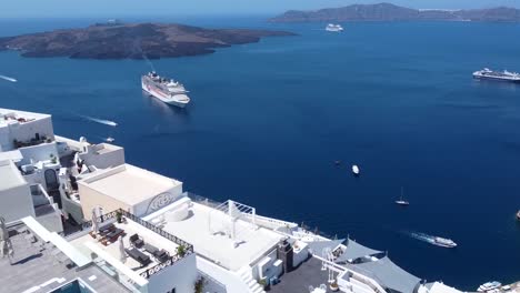 Toma-Panorámica-Aérea-Del-Crucero-Caldera-Santorini-Frente-Al-Volcán,-Grecia