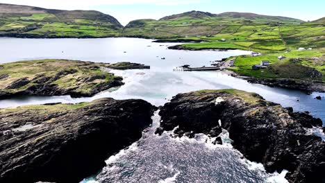 Drone-Volando-Sobre-Un-Puerto-Pesquero-De-Postal-En-La-Península-De-Beara,-West-Cork,-Irlanda,-En-Un-Perfecto-Día-De-Verano