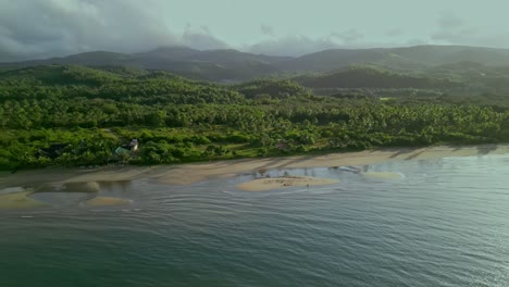 Panorámica-Aérea-De-Paisaje-Verde-Y-Playa-De-Arena-Junto-Al-Mar-En-Filipinas.