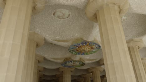 Techo-Escénico-Con-Arcos-Y-Mosaicos-En-El-Edificio-Arquitectónico-Del-Parc-Güell-En-Barcelona