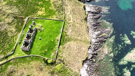 Ruinen-Aus-Der-Vergangenheit,-Alte-Küstenwache-Station-An-Der-Westküste-Von-Cork-Irland-Seit-Langem-Verlassen