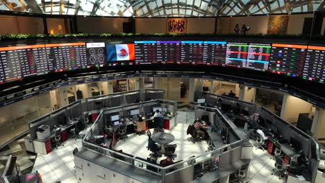 Mexican-Stock-Exchange-on-tripod-with-people