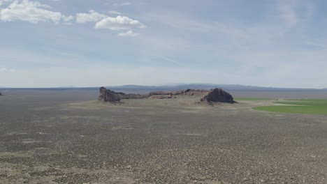 Luftaufnahme-Eines-Flugs-In-Richtung-Der-Geologischen-Formation-Fort-Rock-In-Zentral-Oregon-|-4k-60 fps