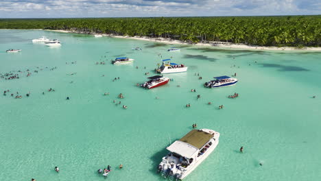 Beliebter-Badeort-Mit-Bootstour-Und-Urlaubern-In-Baravo,-Dominikanische-Republik