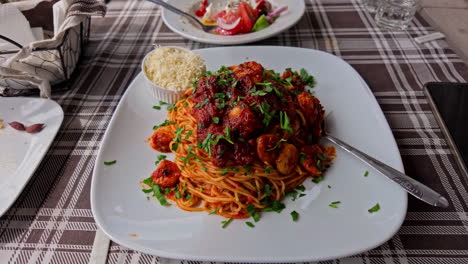 Restaurante-Estrella-Michelin-Precioso-Pasado-Emplatado-Con-Salsa-Roja-Y-Langostinos