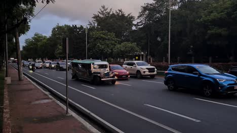 Starker-Verkehr-In-Der-Dämmerung-In-Manila,-Philippinen,-Autos,-Jeepneys-Und-Motorräder-Auf-Dem-Boulevard,-60 fps