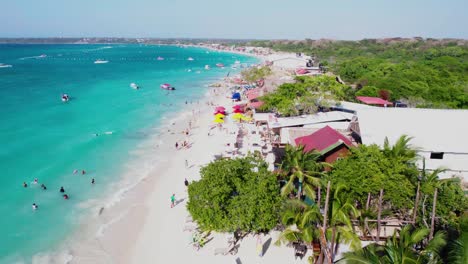 Vista-Aérea-De-Playa-Blanca,-Hermosa-Costa-Arenosa-En-Cartagena,-Colombia