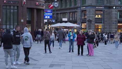 La-Gente-Camina-Por-El-Centro-Histórico-De-Viena.