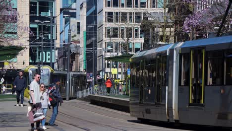 Gente-En-Las-Calles-Con-Tranvías-Metrolink-Por-St