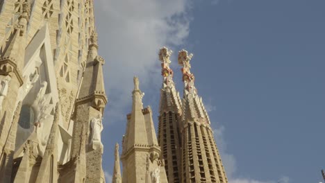 Toma-Panorámica-De-ángulo-Bajo-De-Las-Torres-De-La-Sagrada-Familia-Durante-La-Puesta-De-Sol.