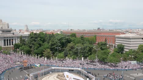 Vista-Inclinada-Hacia-Abajo-De-Miles-De-Aficionados-Del-Real-Madrid-Reunidos-En-La-Plaza-De-Cibeles-Para-Celebrar-El-36º-Título-De-La-Liga-Española-De-Fútbol,-El-Campeonato-De-La-Liga-En-Madrid,-España.