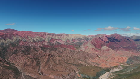 Luftbildaufnahme-Vom-Spektakulären-Hügel-Der-14-Farben-In-Argentinien