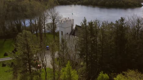 Kiefern-Und-Laubbäume-Am-Rand-Einer-Befestigten-Burg-Mit-Blick-Auf-Das-Wasser