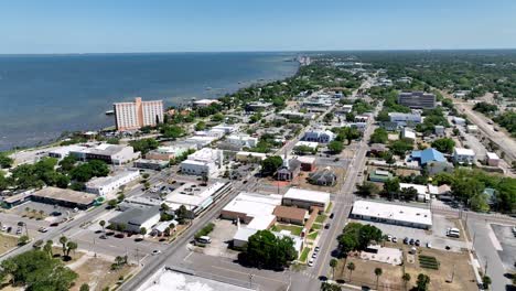 Luftaufnahmen-Hoch-über-Der-Stadt-Titusville,-Florida