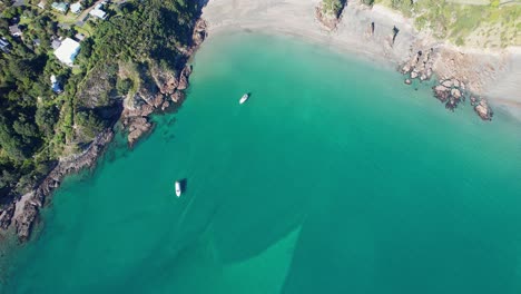 Türkisfarbenes-Meer-Am-Oneroa-Beach-In-Auckland,-Neuseeland---Luftaufnahme-Von-Oben