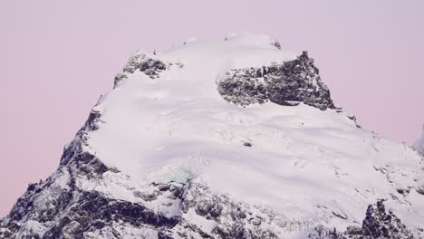 Bezaubernde-Nahaufnahme-Des-Cerro-Solo-Im-Rosa-violetten-Morgenlicht-In-Patagonien,-Argentinien