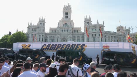Fans-Von-Real-Madrid-Versammeln-Sich-Auf-Dem-Cibeles-Platz,-Um-Mit-Den-Spielern-Von-Real-Madrid-Den-36.-Spanischen-Fußball-Meisterschaftstitel-Zu-Feiern,-La-Liga-Meisterschaft-In-Madrid,-Spanien