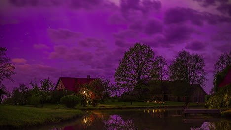 Farbenfrohe-Aurora-Borealis-Nachtraffic-Mit-Ziehenden-Wolken-Und-Violettem-Himmel