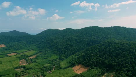 4K-Filmaufnahmen-Einer-Naturdrohnenaufnahme-Einer-Panorama-Luftaufnahme-Der-Wunderschönen-Strände-Und-Berge-Auf-Der-Insel-Koh-Lanta-In-Krabi,-Südthailand,-An-Einem-Sonnigen-Tag-über-Der-Altstadt-Von-Lanta