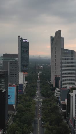 Vertikale-Drohnenansicht-Des-Paseo-De-La-Reforma-Und-Seiner-Wolkenkratzer