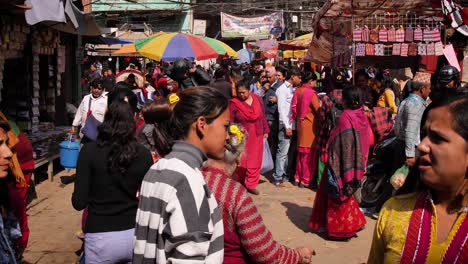 Plano-Medio-De-Un-Concurrido-Mercado-En-Una-Plaza-De-La-Ciudad,-Bhaktapur,-Valle-De-Katmandú,-Nepal.