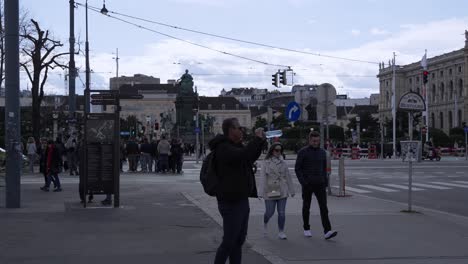 Mann-Fotografiert-Mit-Seinem-Handy-Auf-Den-Straßen-Von-Wien,-Österreich