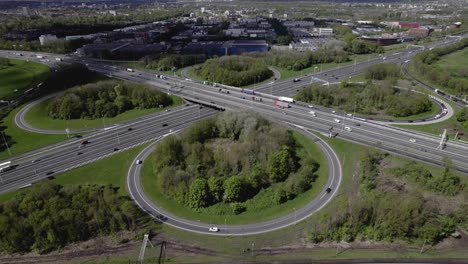 Toma-Aérea-Constante-Que-Muestra-La-Intersección-Hoevelaken-De-La-Rotonda-De-Tránsito-Holandés-Cerca-De-Amersfoort.