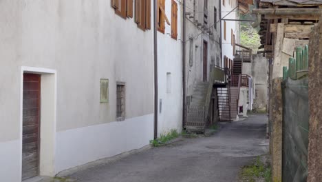 Alejándose-De-Un-Típico-Callejón-Italiano-En-El-Pueblo-De-Caldonazzo,-Trentino,-Italia