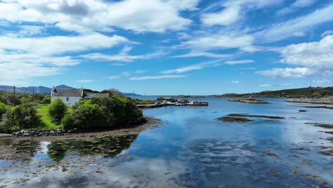 Westlich-Von-Irland-Inlet-Mit-Alten-Bauernhaus-Und-Kleinen-Fischerhafen-Auf-Dem-Wild-Atlantic-Way-Im-Sommer