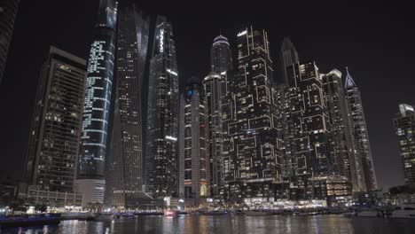 Faszinierende-Skyline-Der-Dubai-Marina-Vom-Wasserkanal-Aus-Gesehen