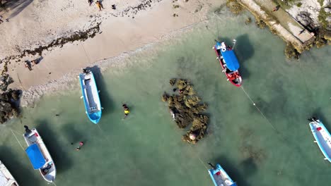 Hohe-Videoaufnahme-Von-Booten,-Die-In-Kristallklarem-Wasser-Schwimmen