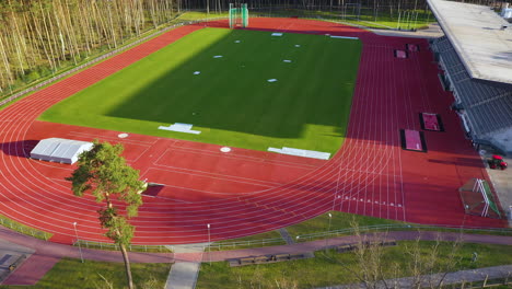 Vista-Aérea-Del-Estadio-De-Atletismo-Janis-Dalins-En-Valmiera,-Letonia.