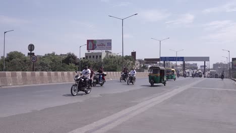 Muchos-Vehículos-Circulan-Por-La-Carretera-Y-Se-Ven-Vehículos-De-Cuatro-Ruedas-Y-Rickshaws.