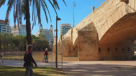 Menschen,-Die-Unter-Der-Brücke-Puente-Del-Mar-In-Den-Turia-Gärten-Spazieren