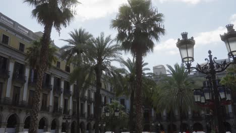 Palm-trees-and-scenic-spanish-architectural-buildings-at-Plaça-Reial,-Barcelona