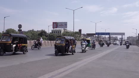 Muchos-Vehículos-Circulan-Por-La-Carretera-Donde-Se-Ven-Rickshaws-Y-Bicicletas.