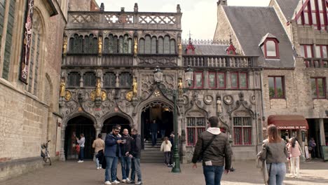 Personas-En-La-Entrada-De-La-Basílica-De-La-Santa-Sangre-En-Brujas,-Bélgica