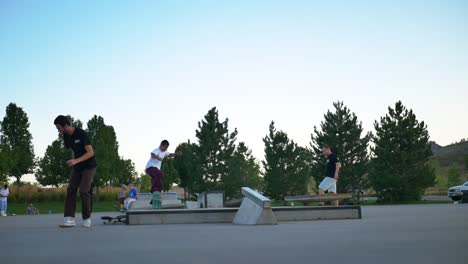 Skater-Macht-Einen-Krassen-Trick-Auf-Einem-Down-Rail