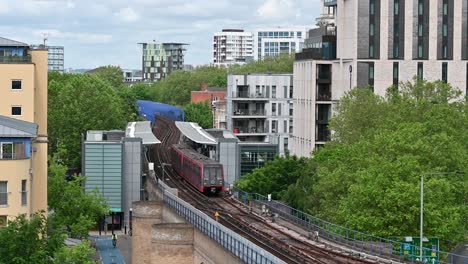 DLR-Viene-Hacia-Canary-Wharf,-Londres,-Reino-Unido