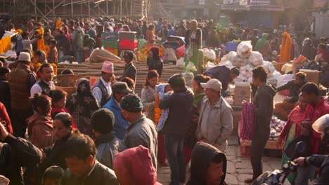 Toma-Elevada-De-Un-Concurrido-Mercado-En-Una-Plaza-De-La-Ciudad,-Bhaktapur,-Valle-De-Katmandú,-Nepal