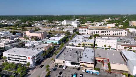 Empuje-Aéreo-Hacia-El-Horizonte-De-Fort-Pierce,-Florida