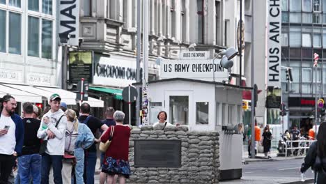 Checkpoint-Charlie,-Touristenattraktion,-US-Army-Checkpoint-Memorial-Berlin,-Erinnerung-An-Die-Geteilte-Stadt-Im-Zweiten-Weltkrieg