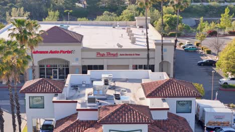 Temecula-Krispy-Kreme-Drone-Vuelo-Inverso-Revelando-El-Frente-Del-Edificio-Mientras-Se-Aleja-De-Los-Pep-Boys-Detrás