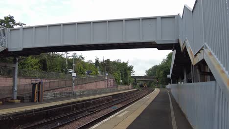 Un-Tren-Circulado-Por-Scotrail-Entrando-A-La-Estación-De-Inverkeithing-En-Escocia.