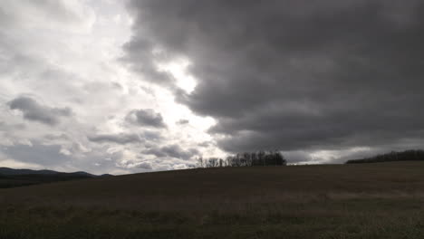 Gewitterwolken-In-Einer-Berglandschaft