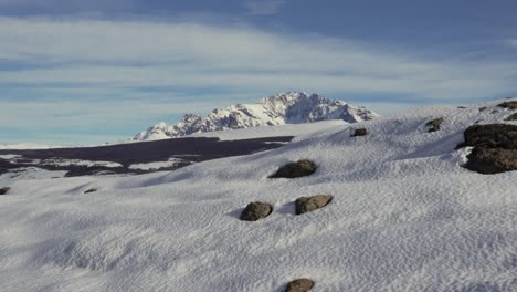Zoom-out-panoramic-outlook-of-the-frozen-snow-capped-Cerro-Huemul-in-Patagonia,-Argentina