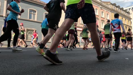 19.-Mai-2024,-Rimi-Riga-Marathon-Lettland:-Marathonläufer-Drängen-Sich-10-Km-Weit,-Vorderansicht