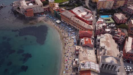 Sestri-Levante,-Eine-Farbenfrohe-Küstenstadt-In-Ligurien,-Italien,-Mit-Wunderschöner-Bucht-Und-Stadtlandschaft,-Luftaufnahme